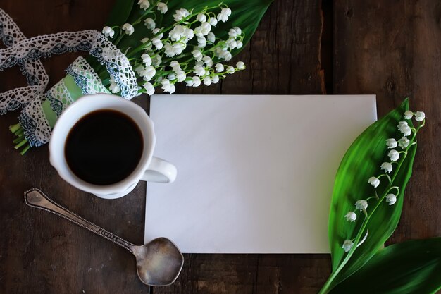 Bouquet di mughetti e caffè mattutino