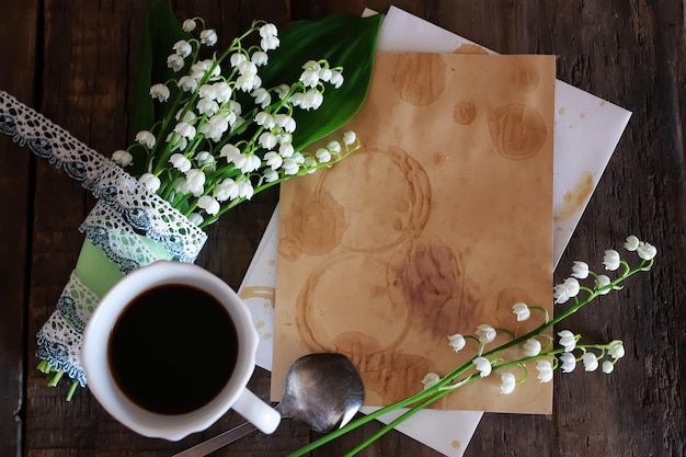 Bouquet di mughetti e caffè mattutino