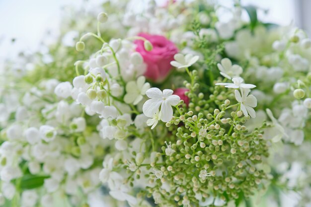 Bouquet di mughetti, rose rosa, fioritura viburno