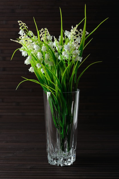 Bouquet di mughetto artificiale in bicchiere