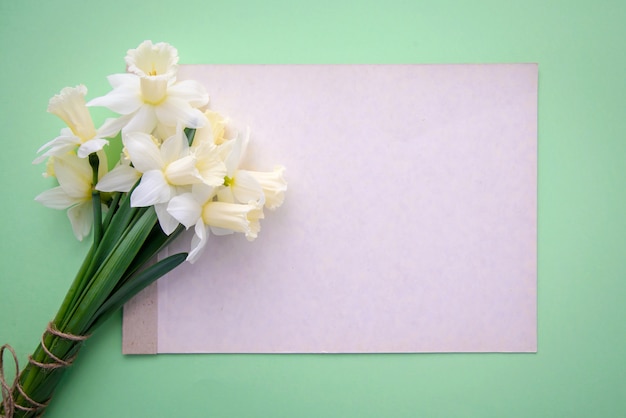 Bouquet di narcisi e un foglio di carta