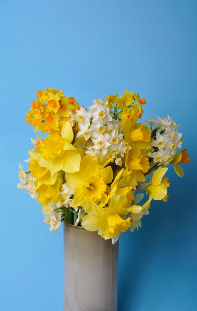 Bouquet di narcisi in vaso