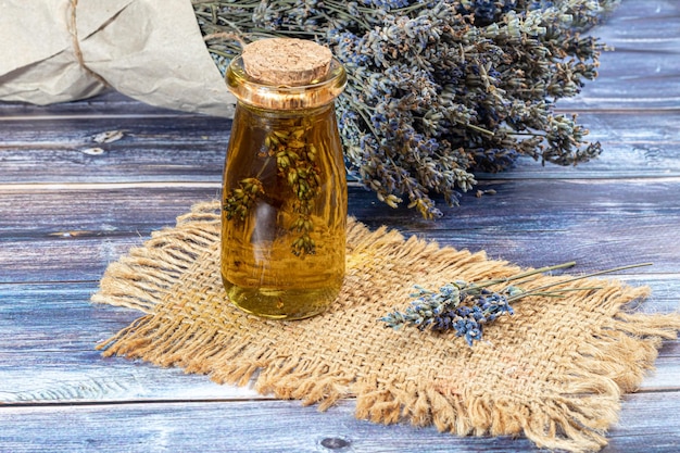 Bouquet di olio di sapone di lavanda essiccato alla lavanda e tè di candela Uno stile di vita sano con sfondo chiaro spazio per la copia