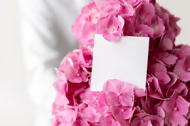 Bouquet di ortensie rosa con nota