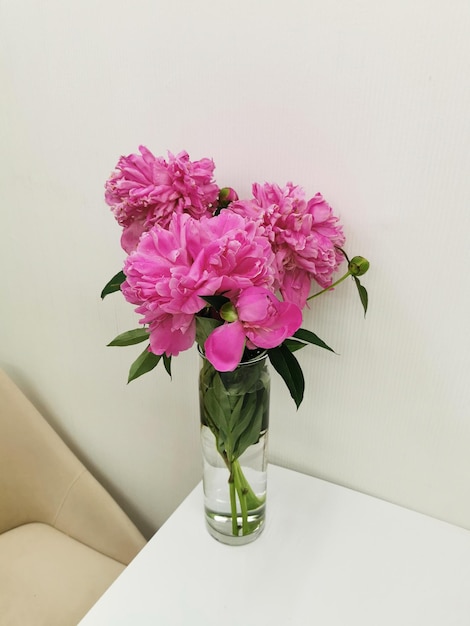 Bouquet di peonia in un vaso di vetro sul tavolo