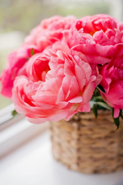 Bouquet di peonie di corallo in vaso