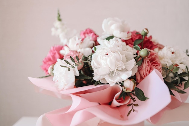 Bouquet di peonie e palloncini biglietto di auguri con la festa di compleanno San Valentino 8 marzo