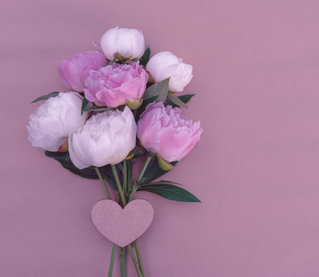 Bouquet di peonie rosa e bianche ravvicinate con copia spazio per il design.