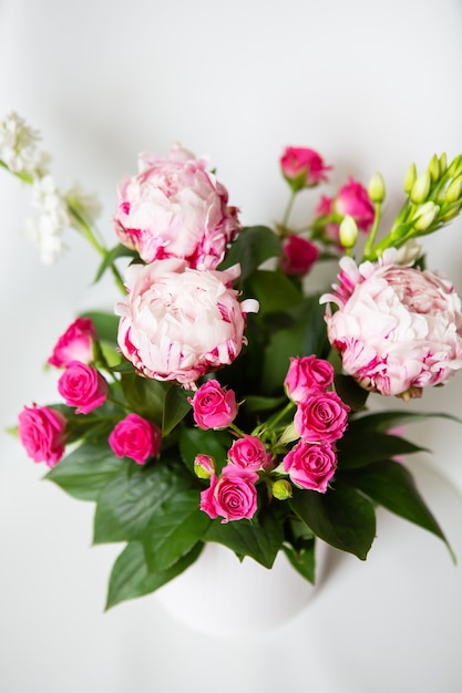 bouquet di peonie rosa e roselline