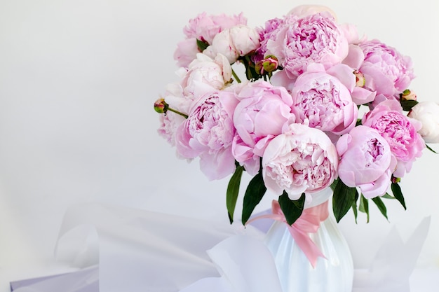 Bouquet di peonie rosa in vaso bianco