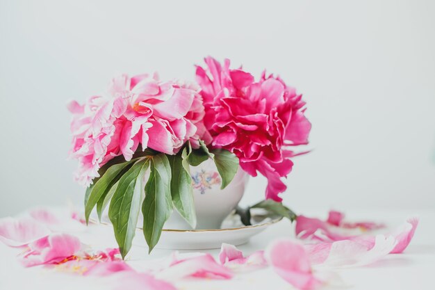 Bouquet di peonie rosa in vaso