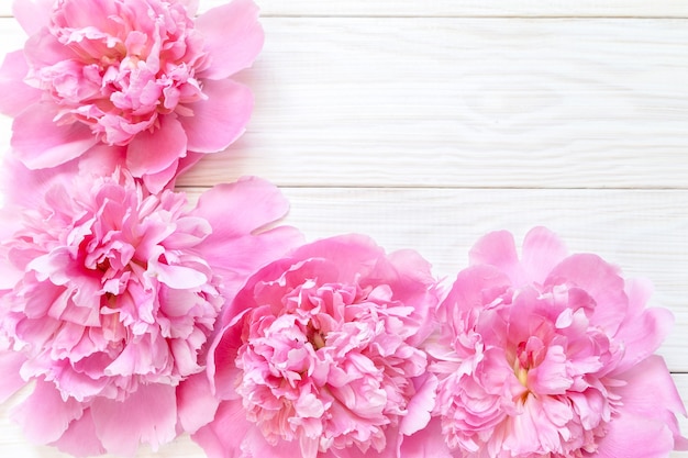 Bouquet di peonie rosa su un tavolo di legno. Regalo di San Valentino.