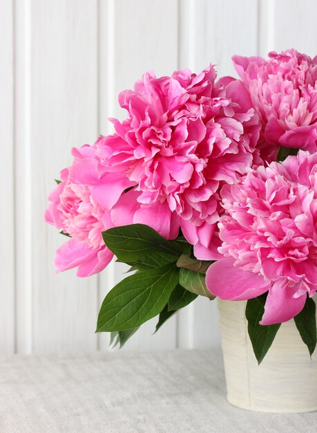 Bouquet di peonie rosa sul tavolo.