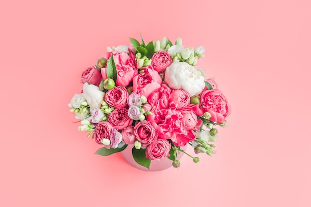 Bouquet di peonie su sfondo rosa Biglietto di auguri con l'8 marzo o la festa della mamma