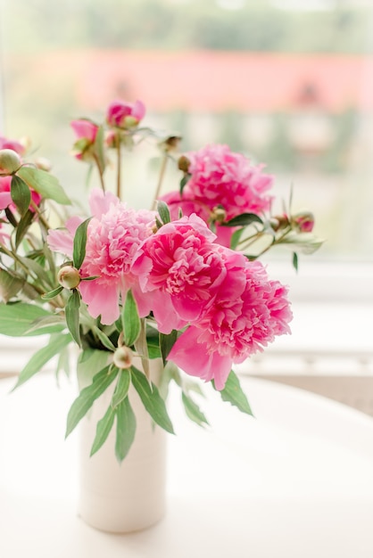 Bouquet di peonie vicino alla finestra