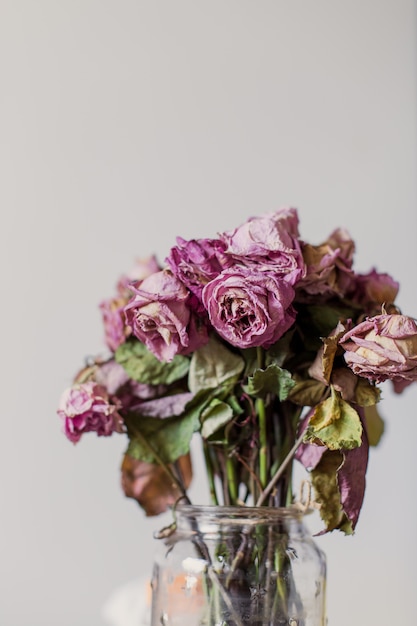 Bouquet di rose appassite in un vaso