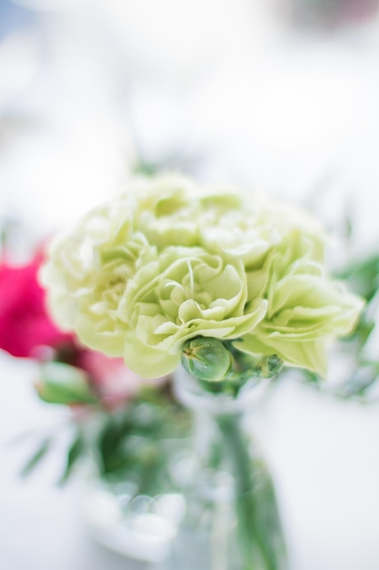 Bouquet di rose arredamento vacanza di nozze e concetto in stile giardino floreale