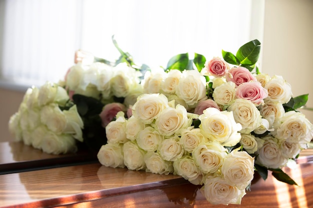 Bouquet di rose bianche che giacciono sul pianoforte