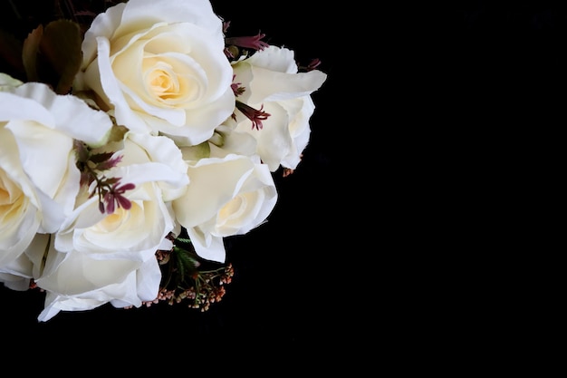 bouquet di rose bianche su sfondo nero