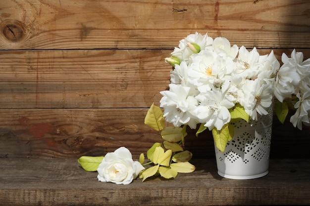 bouquet di rose bianche sullo sfondo di legno con copia spazio