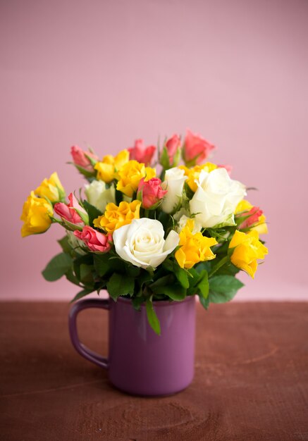 Bouquet di rose colorate in un vaso