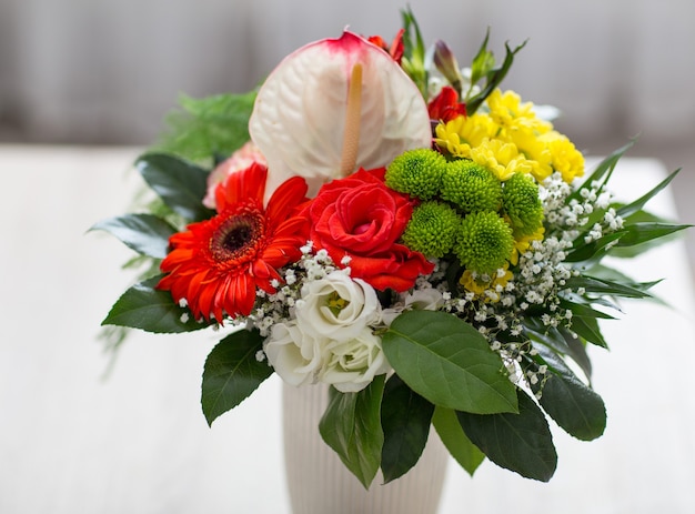 bouquet di rose e crisantemi da vicino