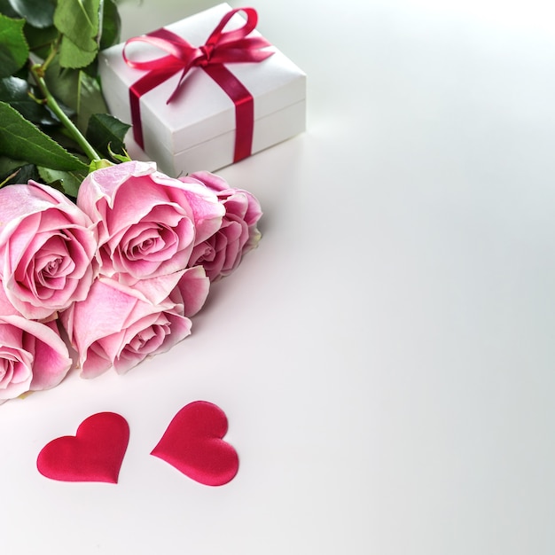 Bouquet di rose e cuori su uno sfondo bianco. Carta di San Valentino.
