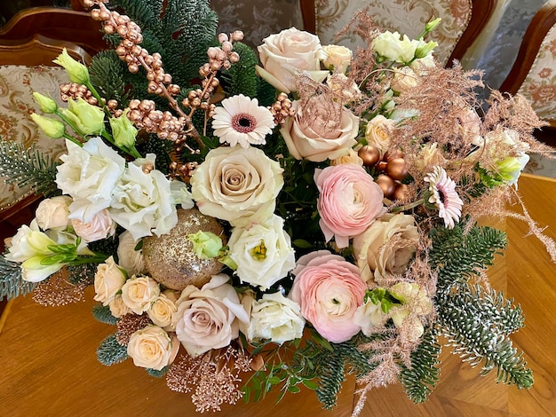 bouquet di rose e fiori teneri da vicino fiori da cartolina invernale fioritura da parete