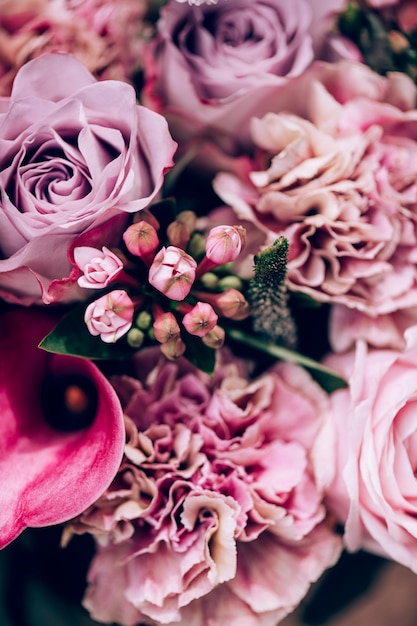 Bouquet di rose e gigli di cala