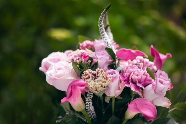 Bouquet di rose e gigli di cala