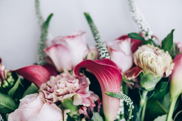 Bouquet di rose e gigli di cala