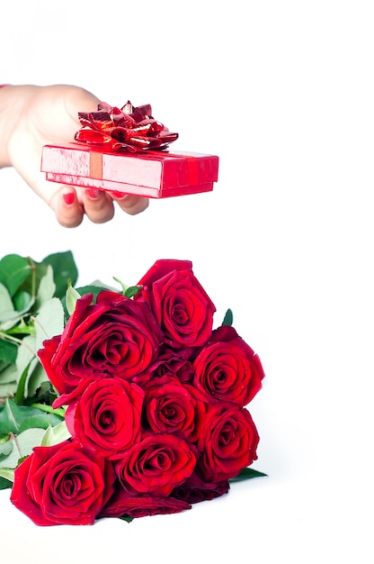 Bouquet di rose e mano con regalo