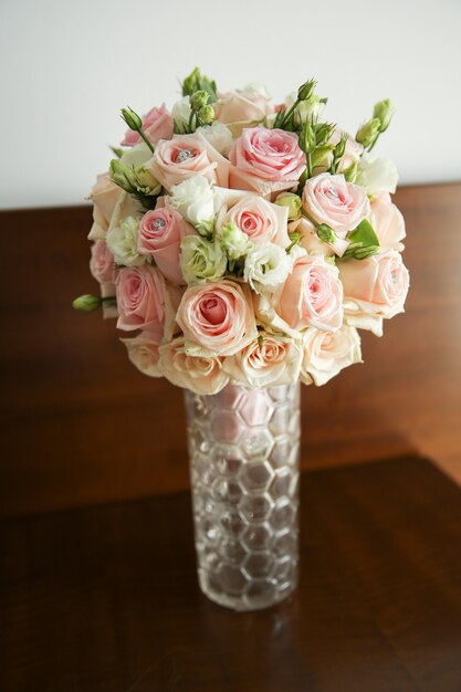 Bouquet di rose fatte per il matrimonio