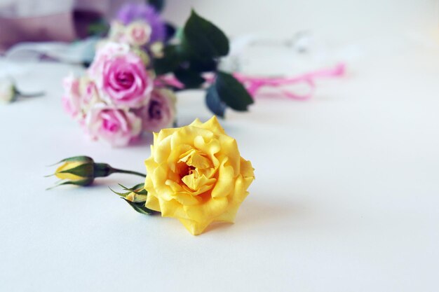 Bouquet di rose fresche un pacchetto con fiori su uno sfondo chiaro concetto di un romantico