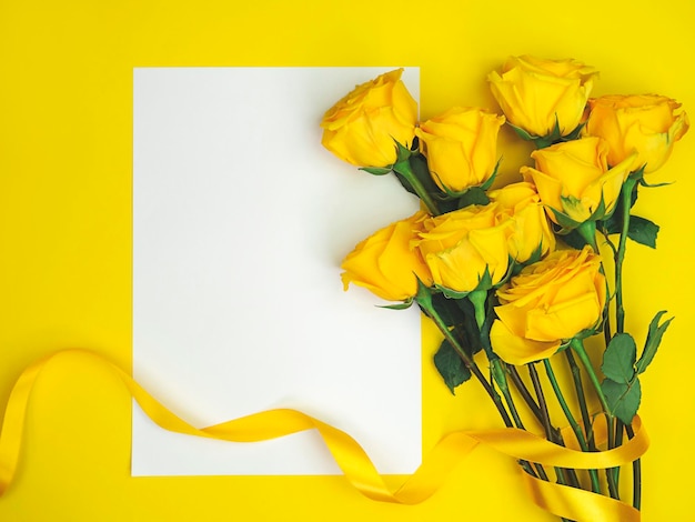 Bouquet di rose gialle su sfondo giallo con spazio per il testo