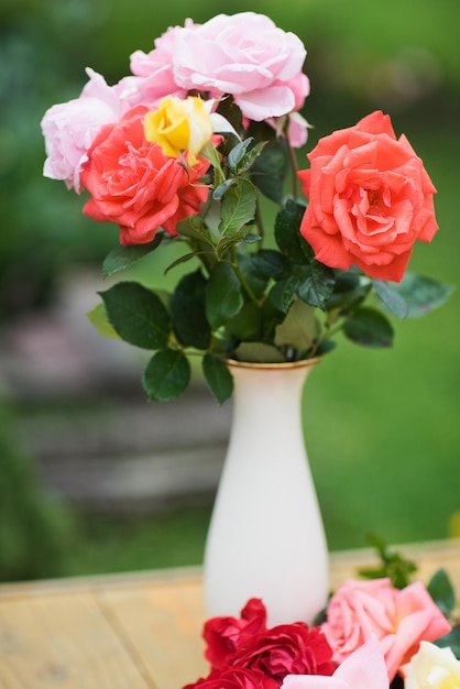 Bouquet di rose in vaso di porcellana