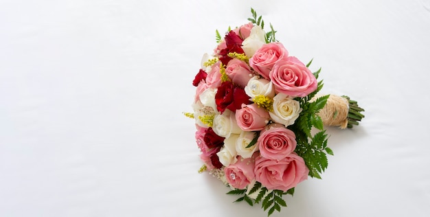 Bouquet di rose multicolori per un matrimonio su sfondo bianco