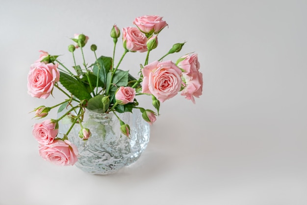 Bouquet di rose rosa in vaso di vetro rotondo