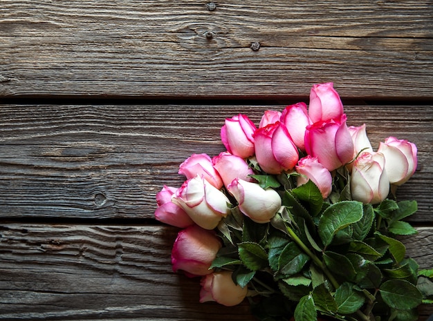 Bouquet di rose rosa sul tavolo di legno. Vista dall'alto con copia spazio. fiori