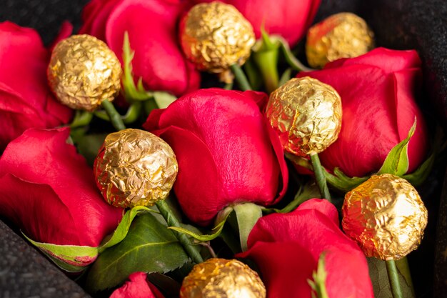 Bouquet di rose rosse con cioccolatini dorati