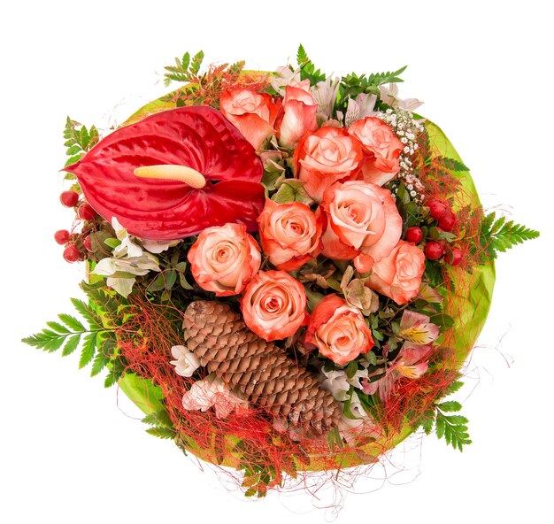 Bouquet di rose rosse con decorazioni isolate su sfondo bianco