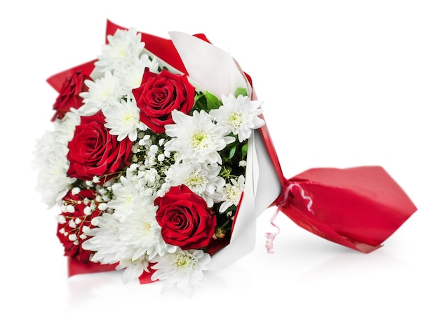 bouquet di rose rosse e crisantemi bianchi in un involucro regalo su uno sfondo bianco isolato