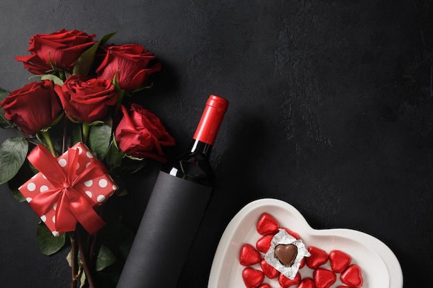 Bouquet di rose rosse e regalo di San Valentino biglietto di auguri