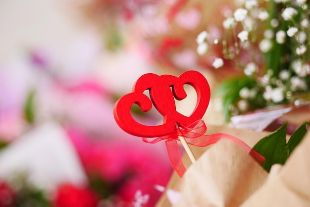 Bouquet di rose rosse e simbolo a forma di cuore per il regalo
