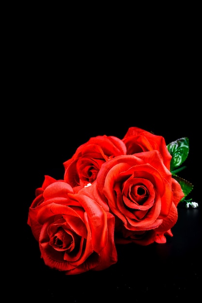 Bouquet di rose rosse su sfondo nero