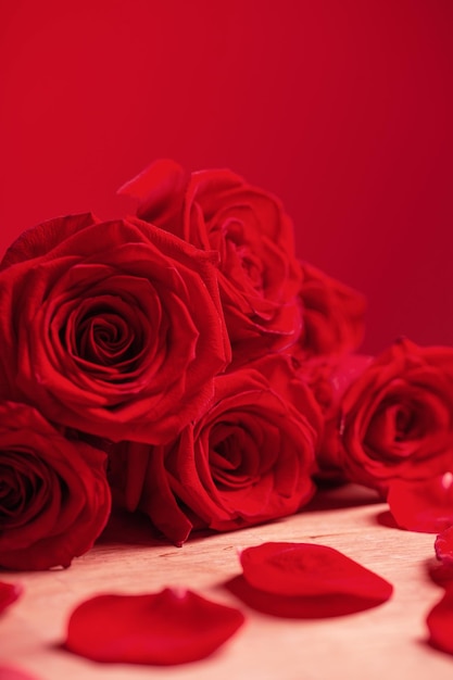 Bouquet di rose rosse su sfondo rosso