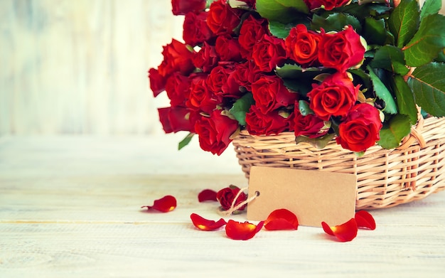 Bouquet di rose rosse, un regalo per San Valentino. Messa a fuoco selettiva. Vacanza.