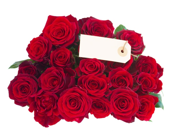 Bouquet di rose rosso scuro con tag isolato