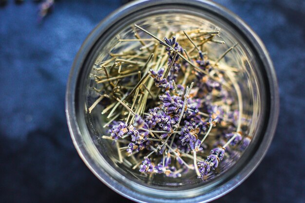 Bouquet di steli e petali di fiori di lavanda