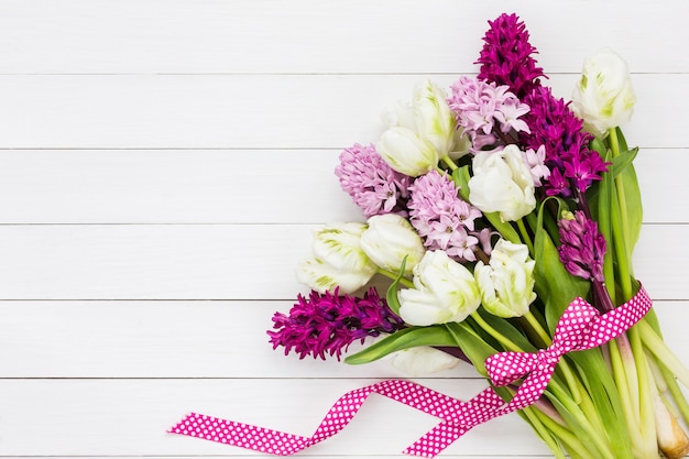 Bouquet di tulipani bianchi e fiori di giacinto rosa.